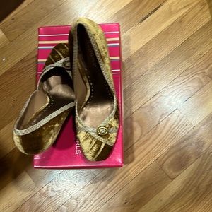 BCBGirls Gold winter camel crushed velvet/Baby